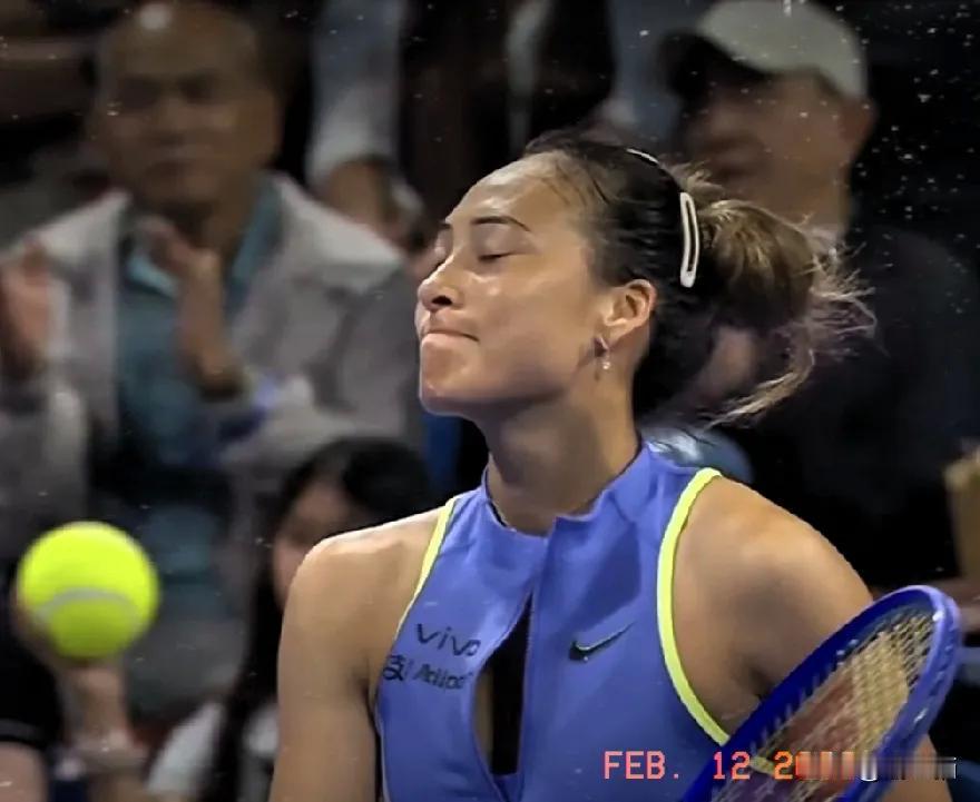 郑钦文那场球，体力到了头，对手太强了，大家都在看她。那场球，打到后来，郑钦文
