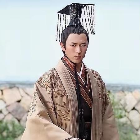 淮南王刘长来访，审食其出门迎接。谈笑中，刘长突然从袖中掏出一把铁锤，狠狠砸向了审