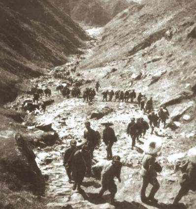 1944年，八路军的一个排在排长高大山的带领下，护送一位重要首长去八路军总部开会