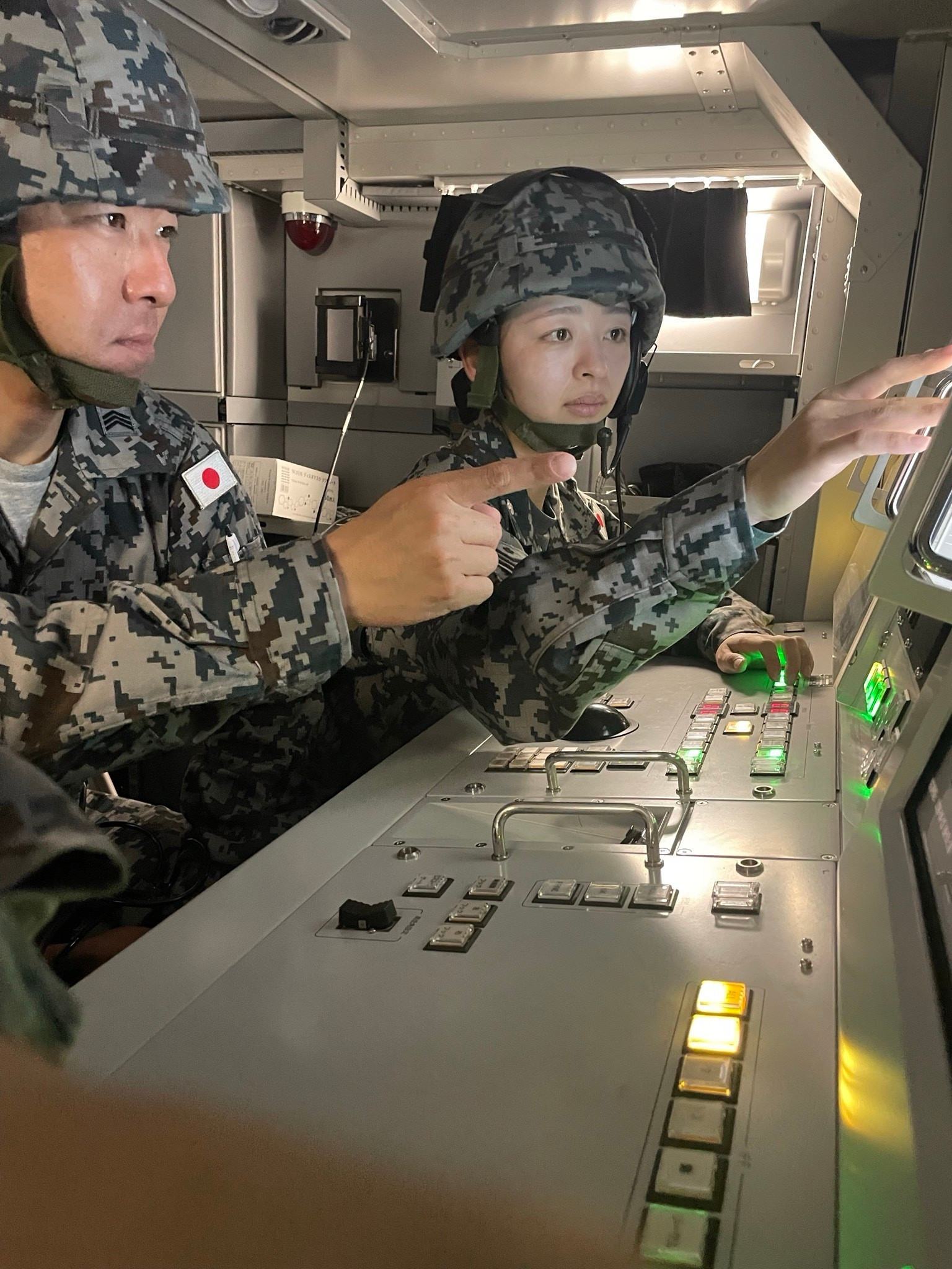 日本人发布的“肩并肩”海上演练照片