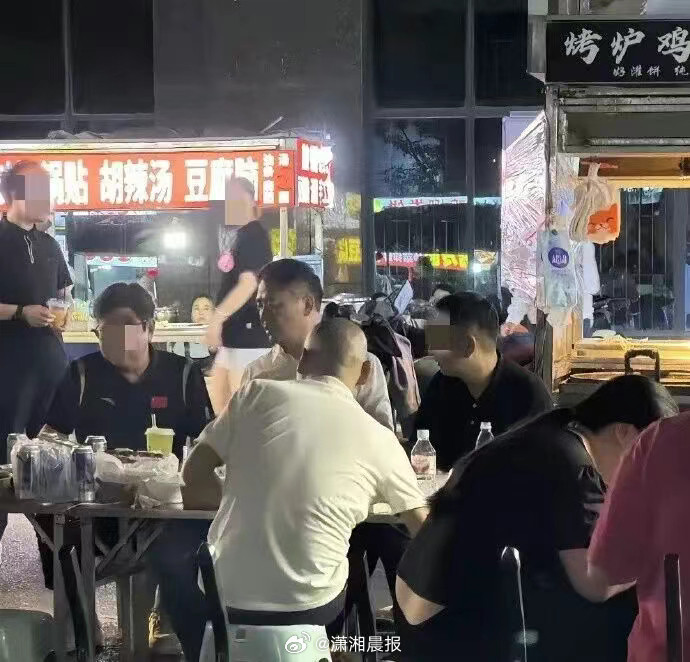【#刘强东逛宿迁夜市吃路边摊#，不少市民找他合影，网友：他没有架子，被敬酒到满脸