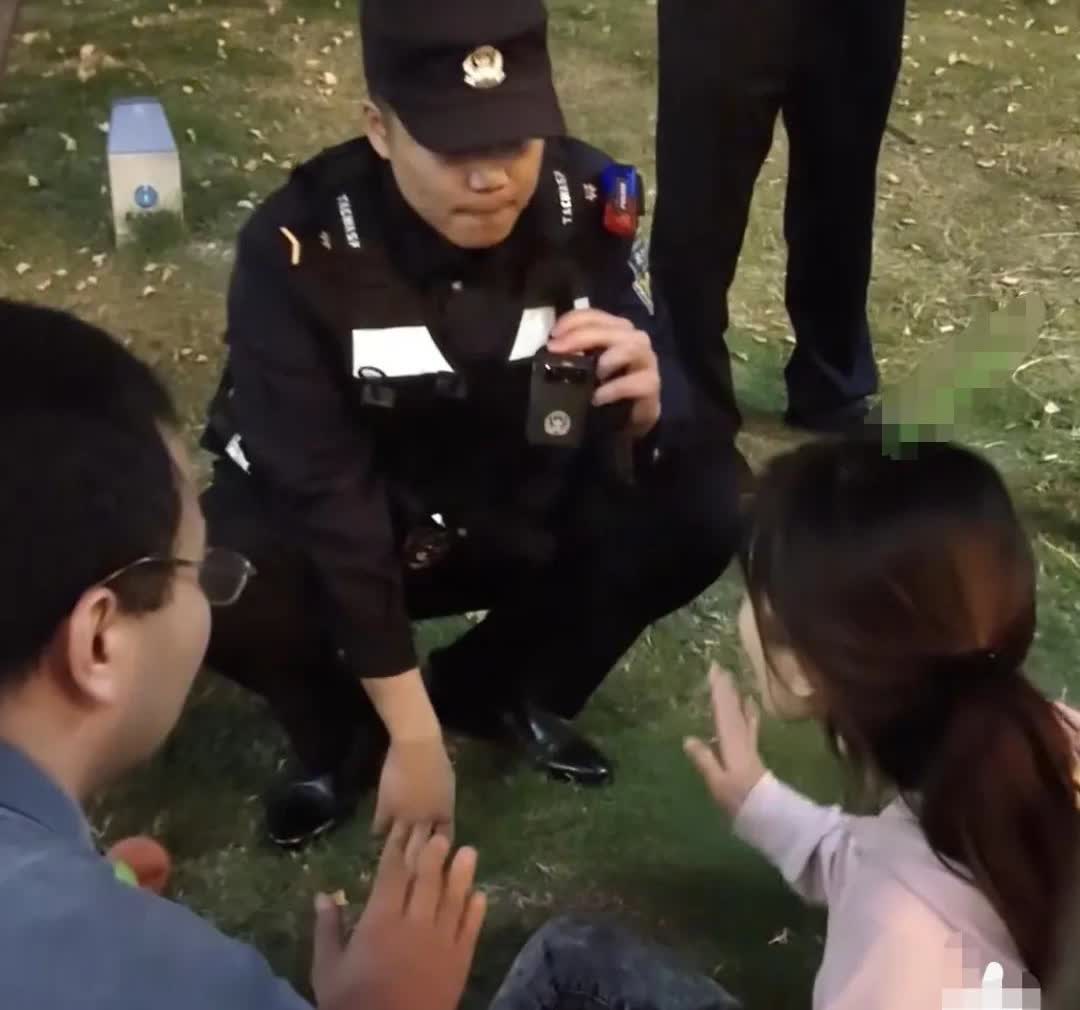 面对小仙女的撒泼，民警陷入了深深的沉思！一女子踩踏草地，没走稳踩空歪了下脚，