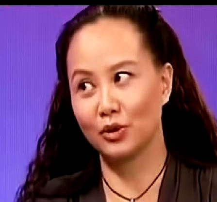 平时在台上气场两米八的歌坛大哥刘欢，当年被妻子卢璐逼着去商场买贴身礼物，结果在女装专柜当场被柜姐一句