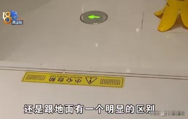 太离谱了！浙江杭州，年薪百万的大老板带娃逛商场，结果一脚磕台阶上了，脚后跟蹭破点