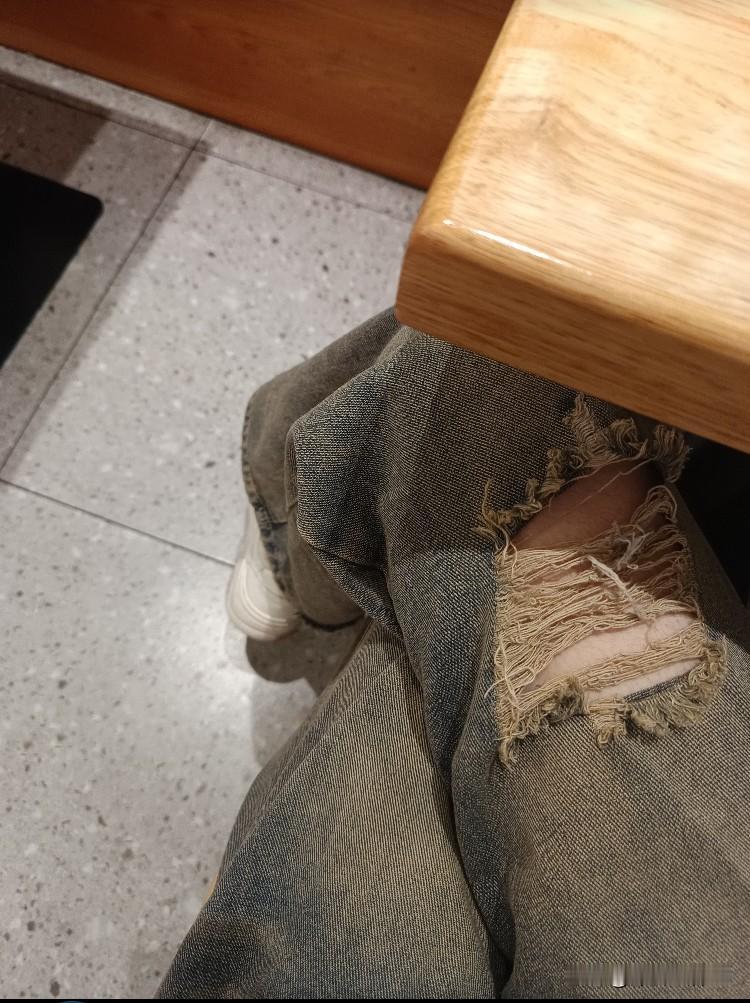 一个女孩子，和男朋友同住在他父母家。有一次和男朋友吵架，脱口而出一句国骂口头