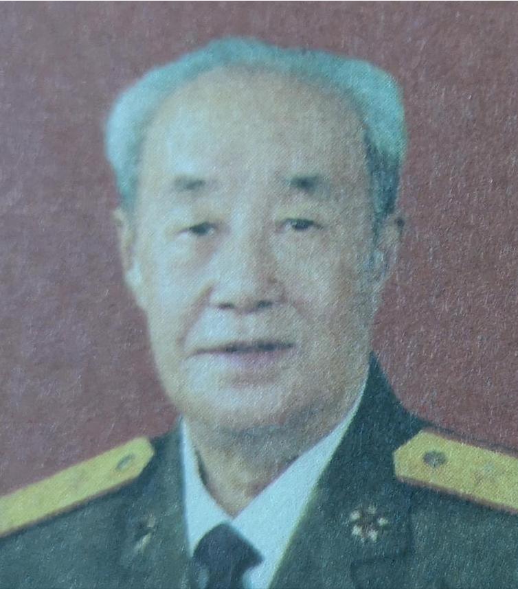 1961年，原沈阳军区司令邓华上将前往川西高原视察，路遇驻军第130师，师长董占