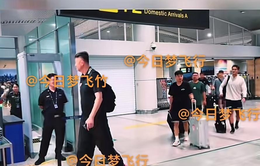 广东队已经顺利飞抵重庆，来了新的外籍训练师！今天下午四点左右，广东队已经从广州