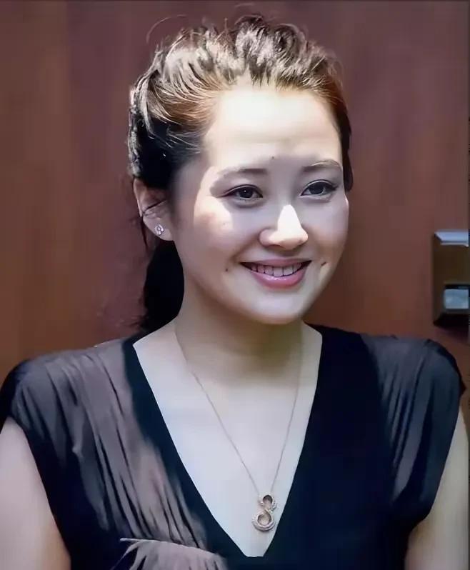 五十多岁的女演员，真是越看越有味儿，颜值高身材棒。即便是穿着简单的黑色T恤，也难