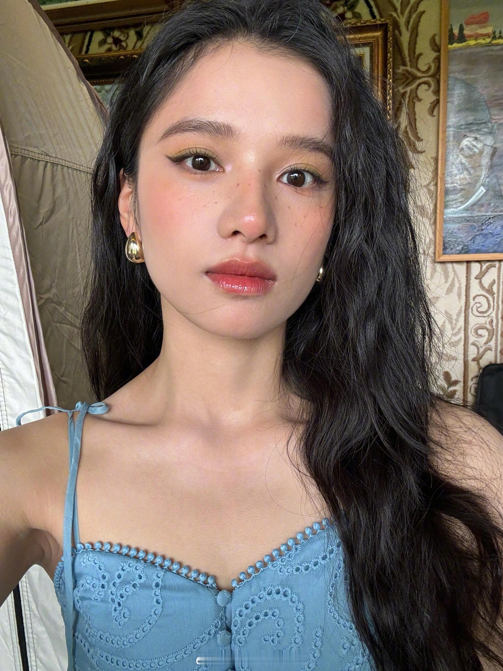 张婧仪就这个原相机怼脸自拍爽🤩🤩​​​