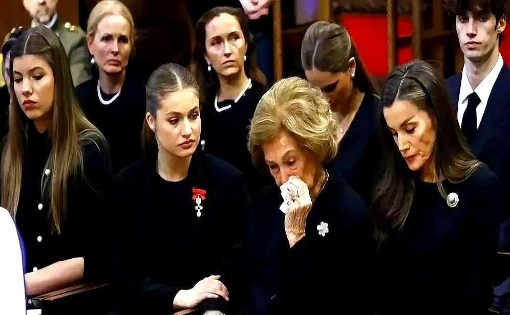 王室女人不吵架，全靠胸针定输赢。你细看西班牙王室这三个女人，祖孙三代，一个