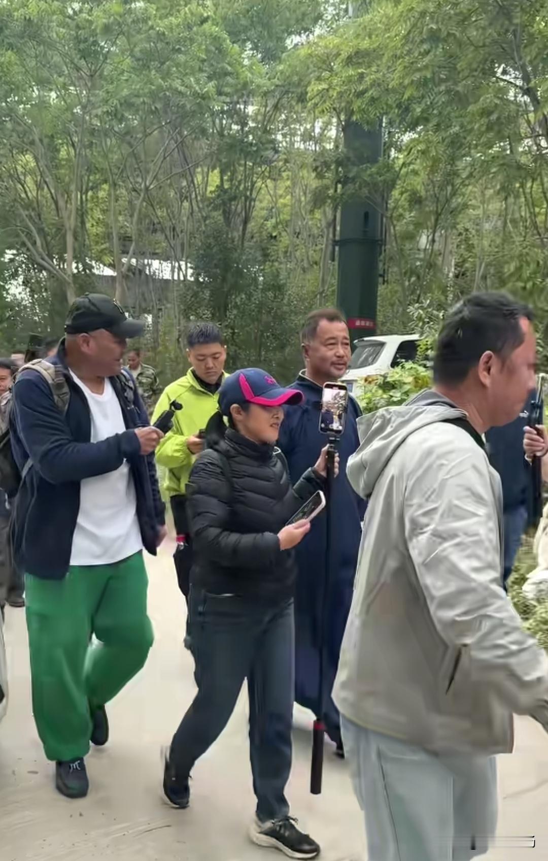 上海流浪大师、著名文化学者、新晋带货达人沈巍老师穿上长袍，确实是有大师气派，比民