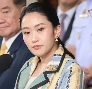 终究没有逃过这一劫，泰国宪法法院7月1日宣布，暂停佩通坦行使总理职权。泰国政坛