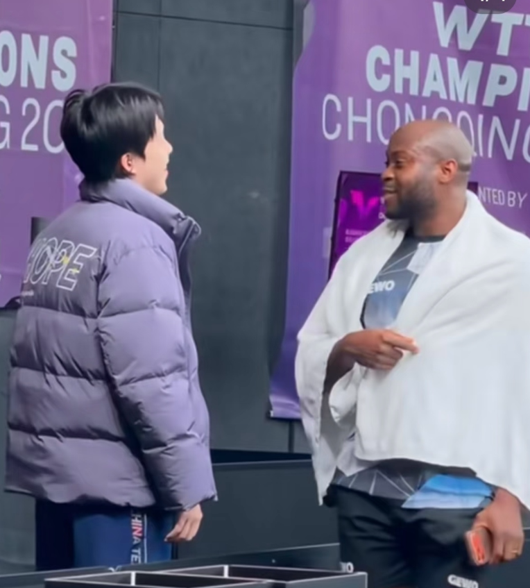 i人王楚钦变身社交达人。重庆冠军赛晚宴上，头哥很忙啊，忙着跟外协社交。好在头