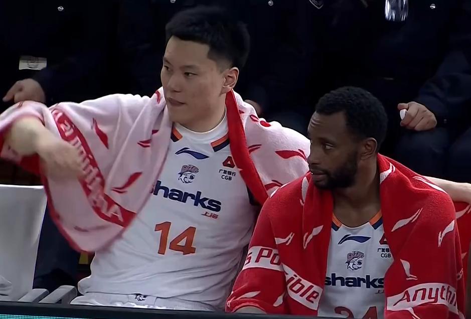 狂输32分！山西男篮闹不动了山西男篮坐镇主场迎战上海久事，开局主场球迷氛围热烈