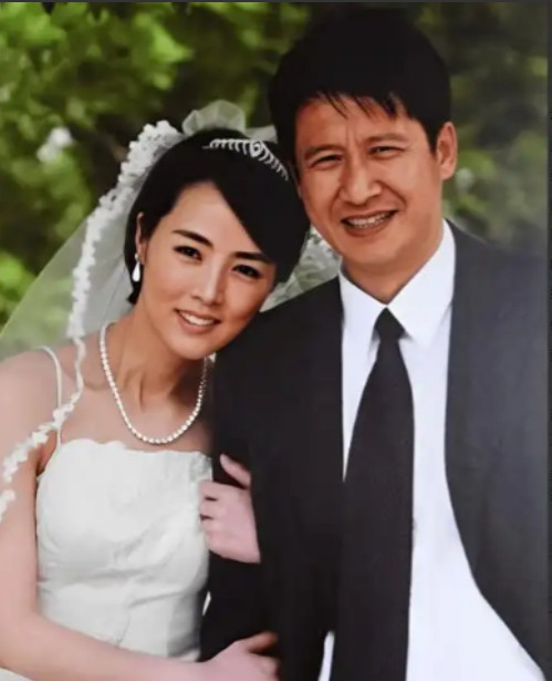 2004年，前妻嫌弃张国强没有本事赚钱，执意要和他离婚，张国强苦苦挽留，最终前妻