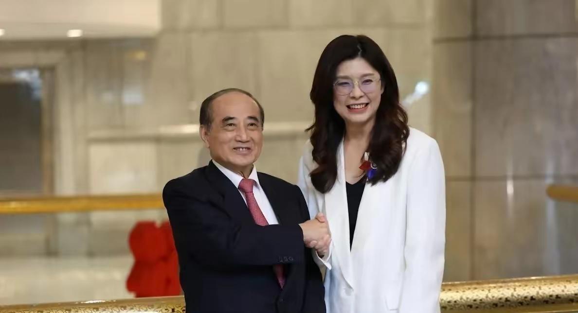 郑丽文、李乾龙一道拜会王金平4月15日上午，郑丽文与国民党重要成员李乾龙一道