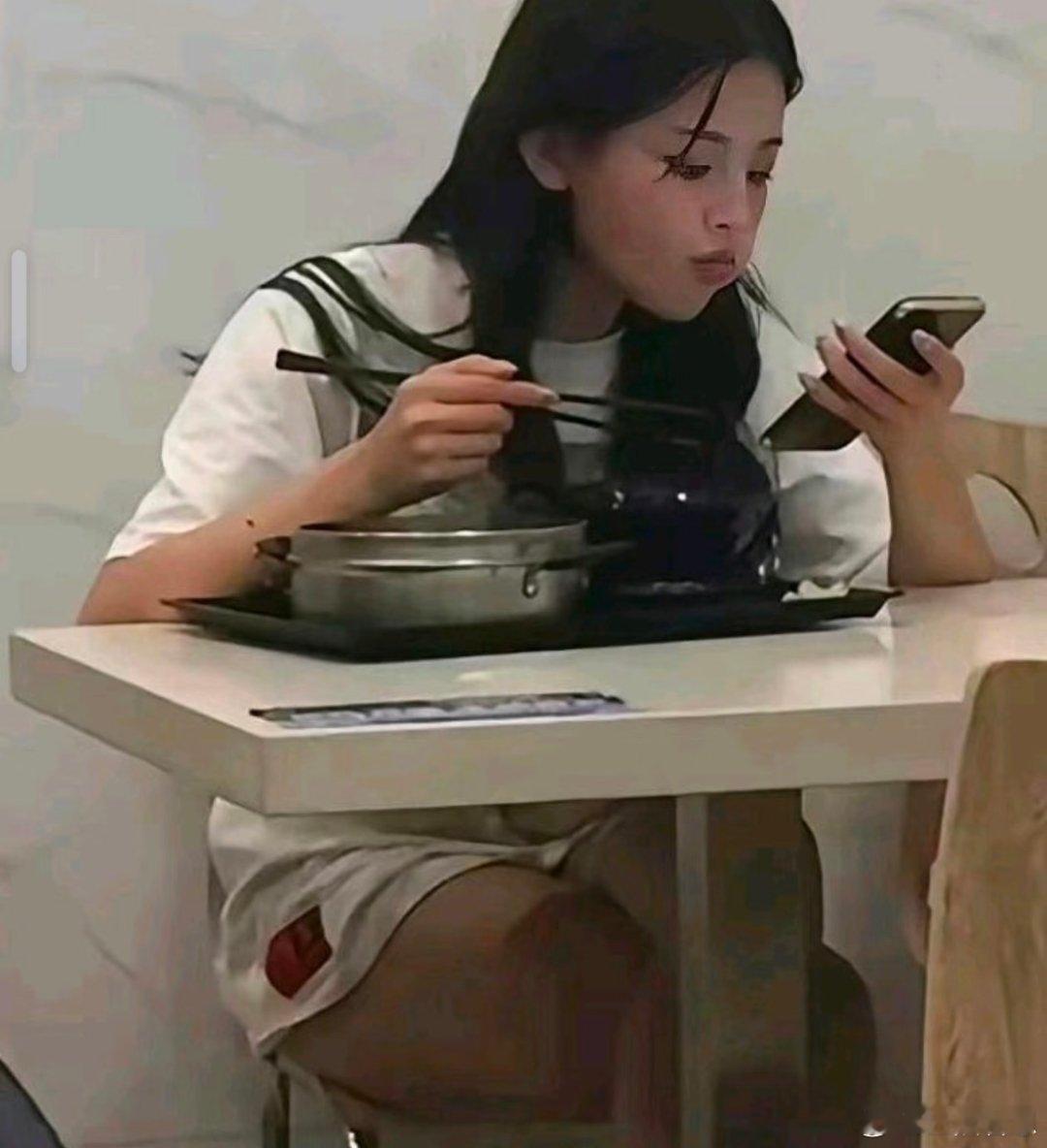 杨超越早期这样是怎么被星探看上的？