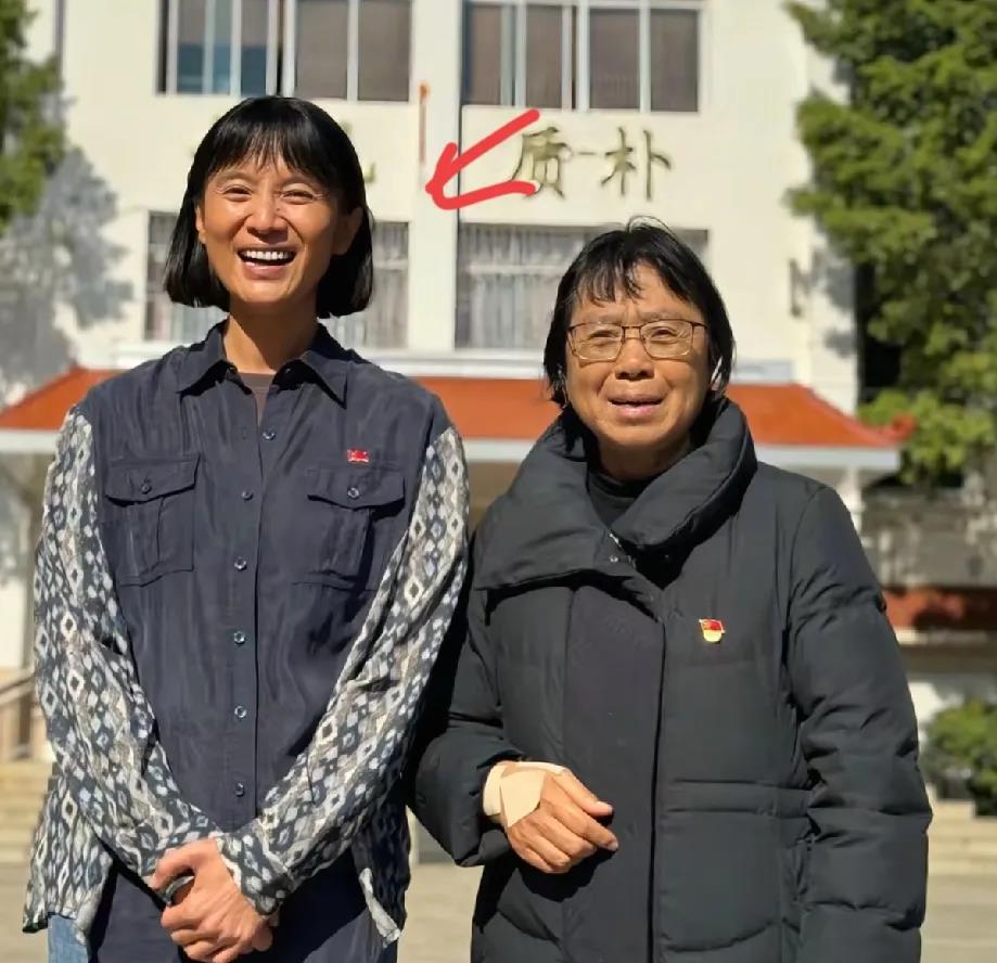 演员宋佳说：导演第一次找我演张桂梅校长的时候，我很惊讶，不知道能不能演好，后来我