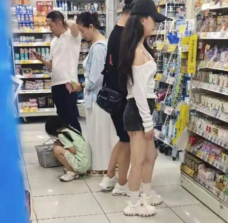 汪峰带女友日本旅行，森林北无滤镜生图曝光，膝盖淤青引热议