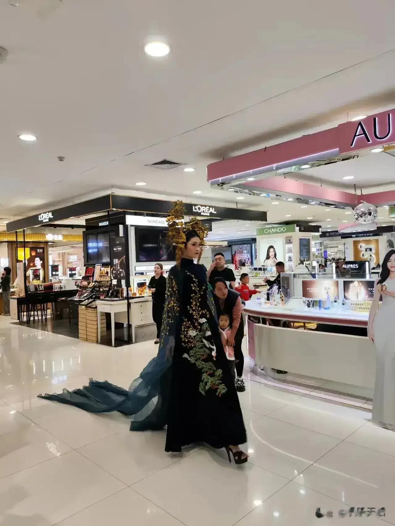 这个竟然是李宇春，打扮成这样真是让人眼前一亮呀！脚踩细跟高跟鞋女人味十足，配上这