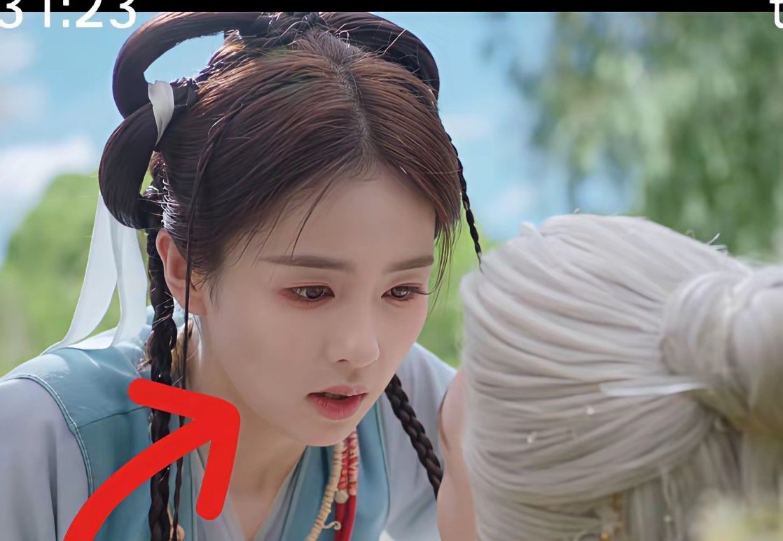 白鹿感觉是不是没睡醒眼睛肿肿的，脸部也有点肿于正10天有7天都在宣传临江仙，