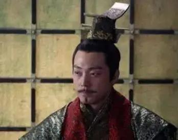 公元前7年的一个清晨，大汉天子刘骜正准备起身上朝。宫女刚把裤袜套上，外衣还没来得
