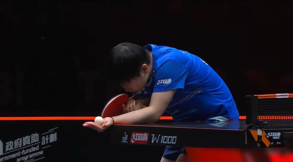 王楚钦拼了，莎莎左脚踝受伤，混双决赛只能靠大头自己来攻了，王楚钦就像