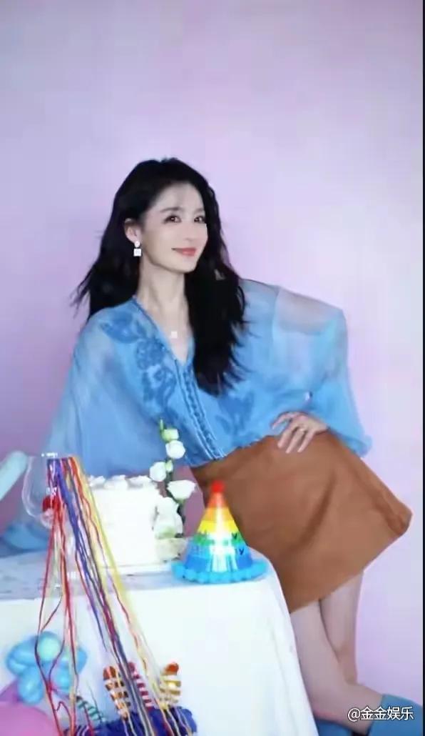 李沁迎来35岁生日，画面中的她宛如从童话中走出的未成年少女，嫩得让人惊叹。岁月在