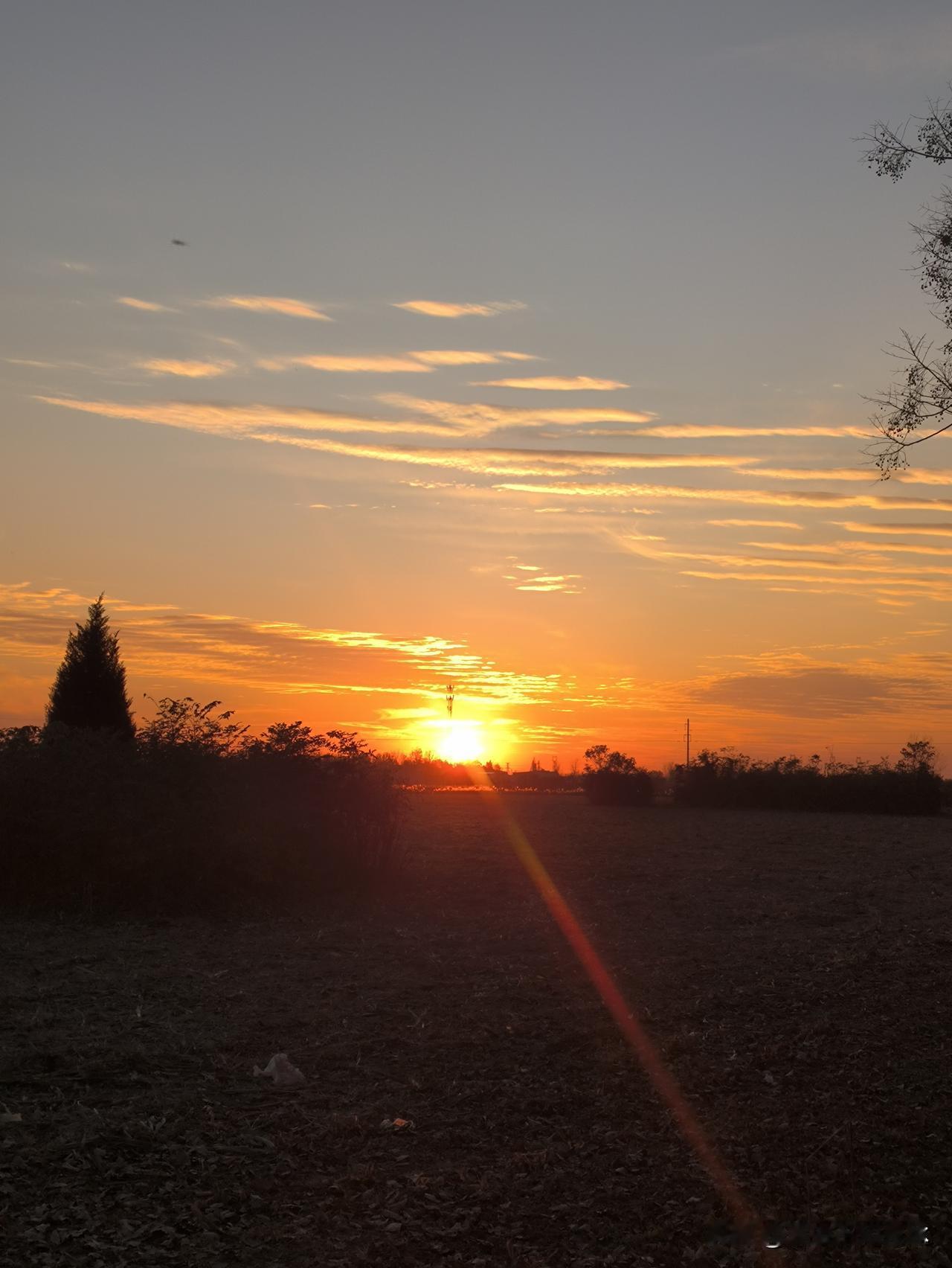 穷人总觉得富人幸福，富人则认为当官掌权者幸福，小官小吏又觉得上司幸福。为生活奔