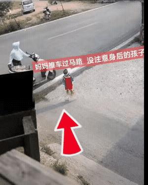 孩子太可怜了，妈妈失职在马路上，妈妈骑着电车带着孩子，在过马路时，妈妈让孩子下