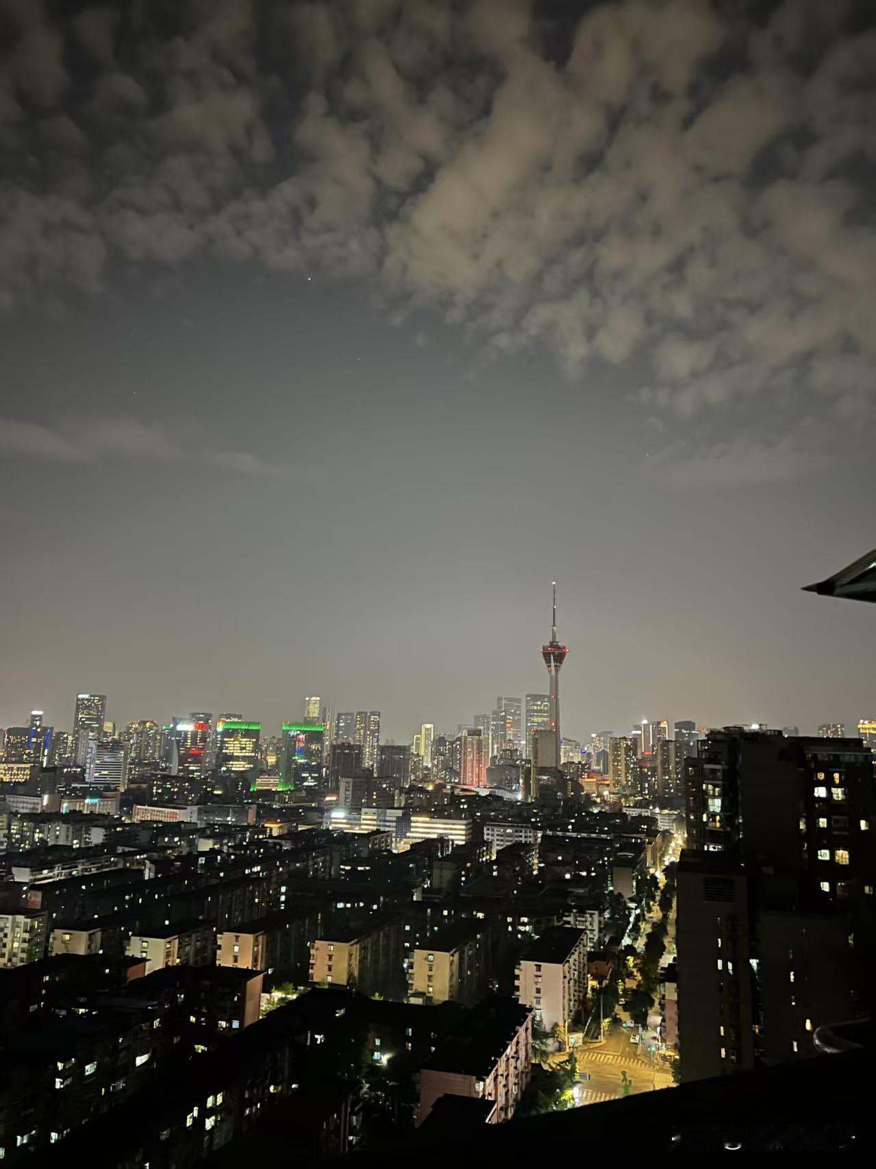 遇到来体验生活的网约车司机了车是崭新的，车内没有任何异味，司机温和有礼，我还在