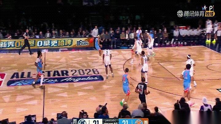 杨瀚森这场新秀赛，有个球必须单拎出来说。当时双方比分正僵着，一个快攻反击的机会