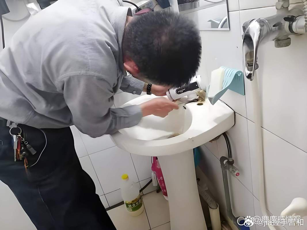 家里水管坏了，叫了物业来修。师傅是个四十多岁的大叔，操着宿州口音，一边修一边跟我聊天。他说他来合肥十