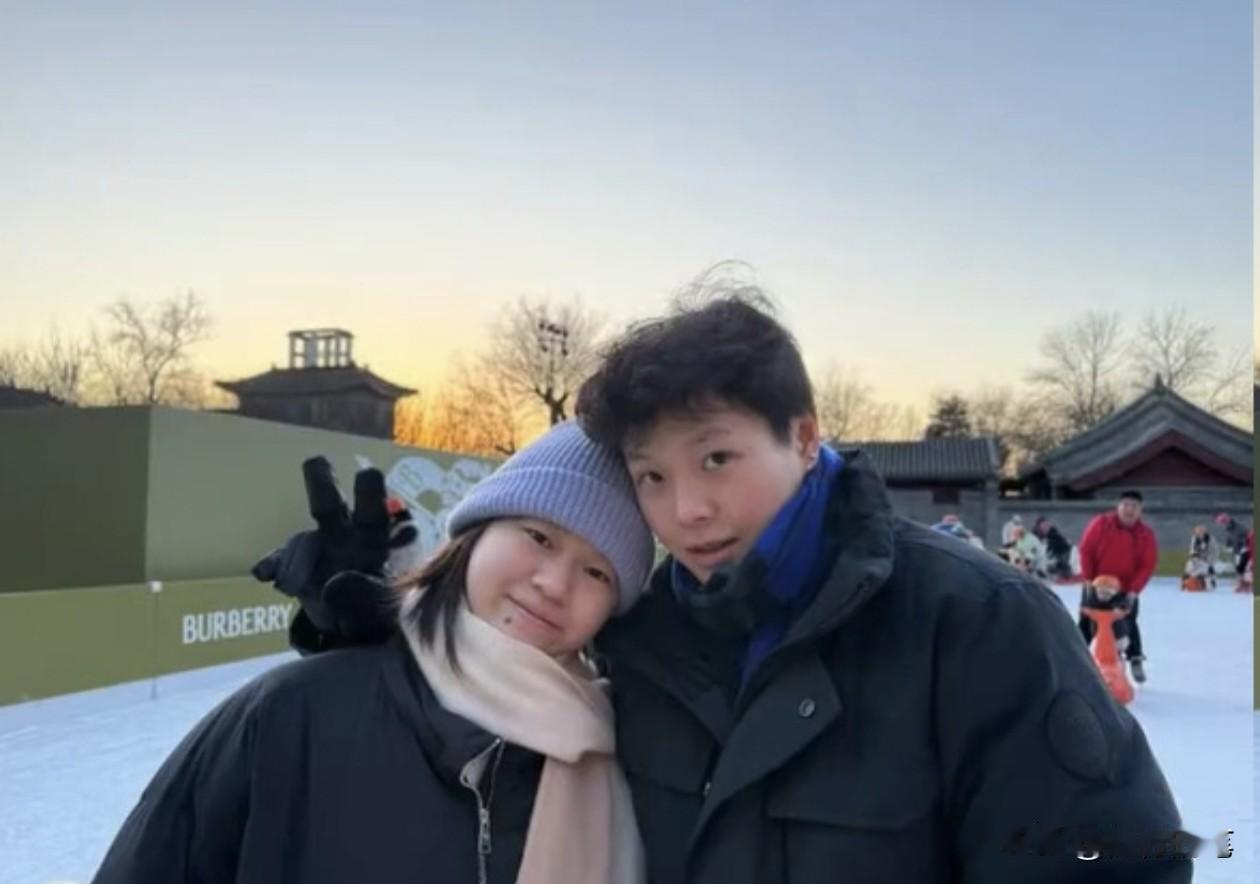 全红婵在北京和陈艺文见面合照，亲密得像一家人。全红婵少见的围着围巾，头倾斜的