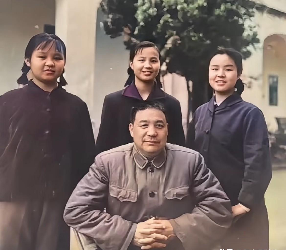 1960年代末，时任南海舰队司令员的吴瑞林将军与他的三个女儿吴海霞、吴海波、吴海
