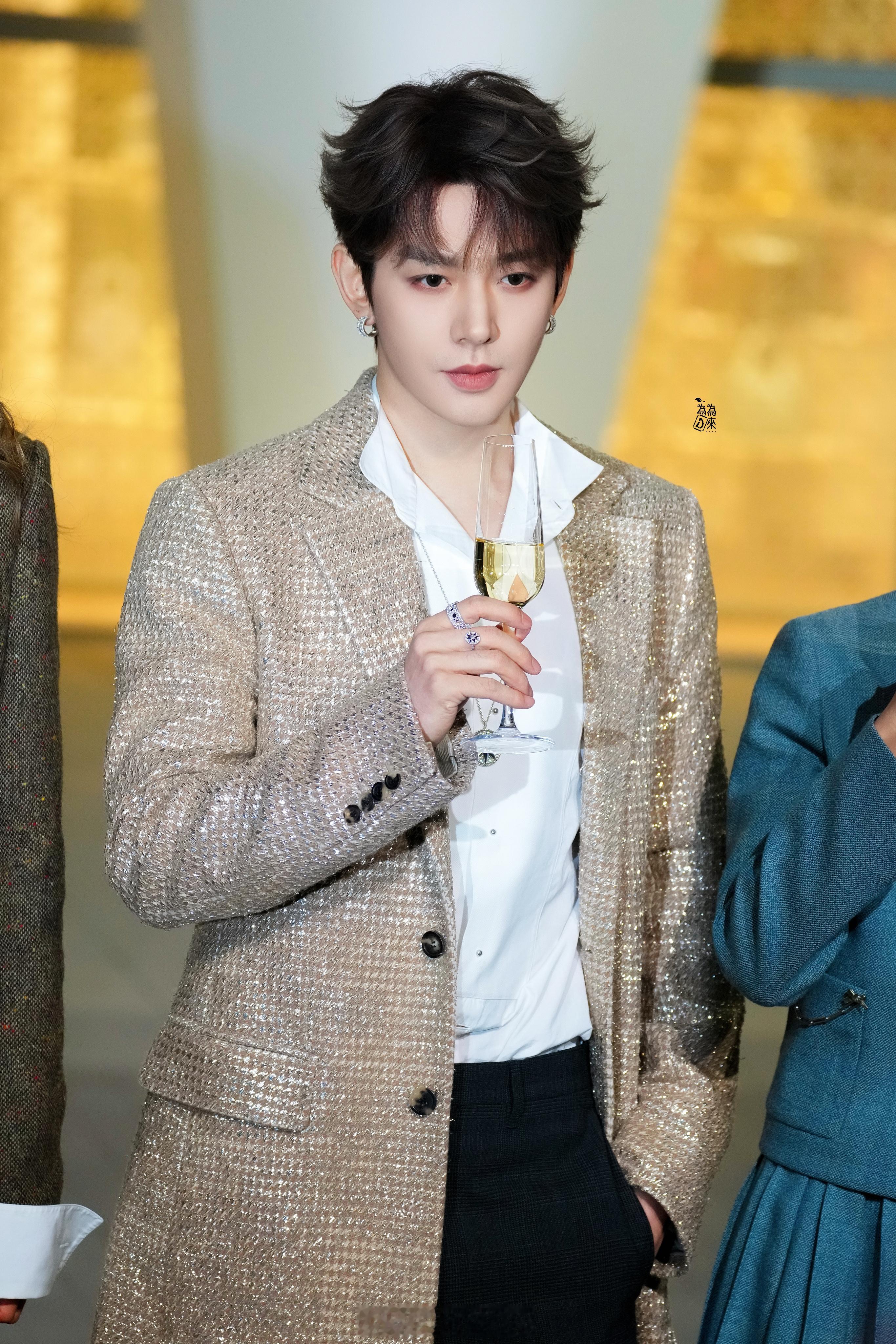 派酱安利邓为此男太权威了金色华服也不及浅笑慢酌，此男完全魅魔，停之停之，禁止再