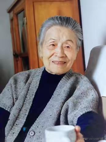 杨绛这段话，真的越品越有感触:“人要学会装傻，有时候知道的多了，未必是好事，发