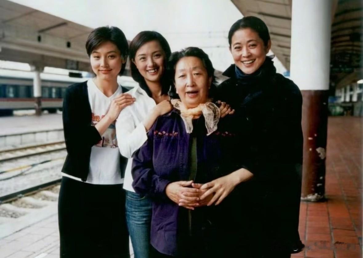 这是彭玉与倪萍、朱媛媛、张延，在火车站的一张合影。在《浪漫的事》里，彭玉饰演母亲，倪萍、朱媛媛、张延