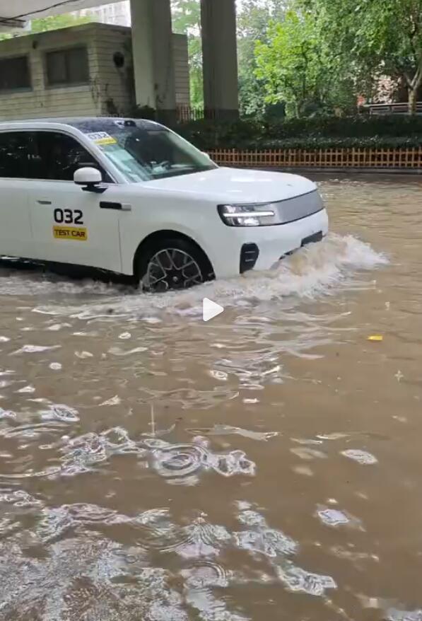 小米澎程N90 Max通过积水路面的视频火了，很多人说它涉水能力是不是...