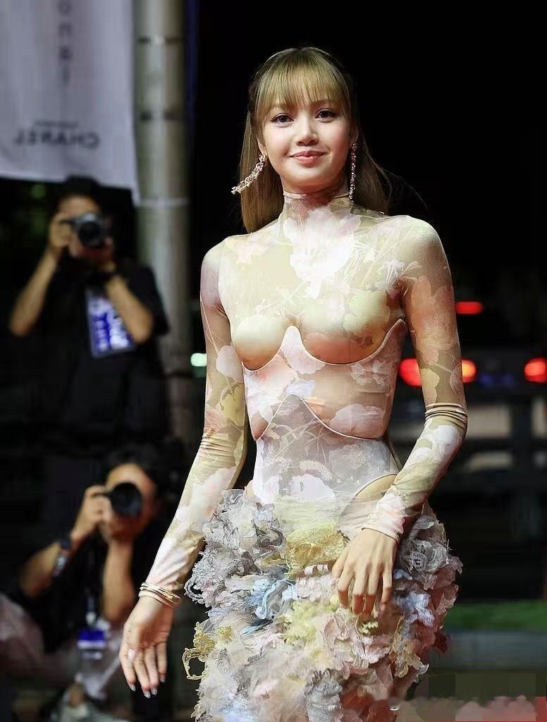 lisa这套礼服是不是强行凹曲线？
