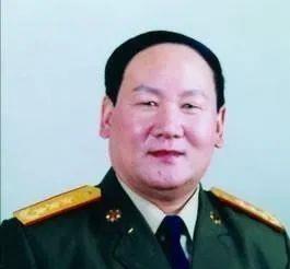 1983年6月，陆军第190师长刘精松跨级升为第64军军长（湖北石首县人）