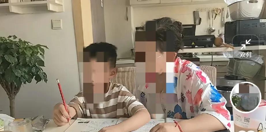 杜女士也能孙子绕膝了，这个角度拍得不错，老杜都能辅导孙子写作业了吗？杜女士还是挺
