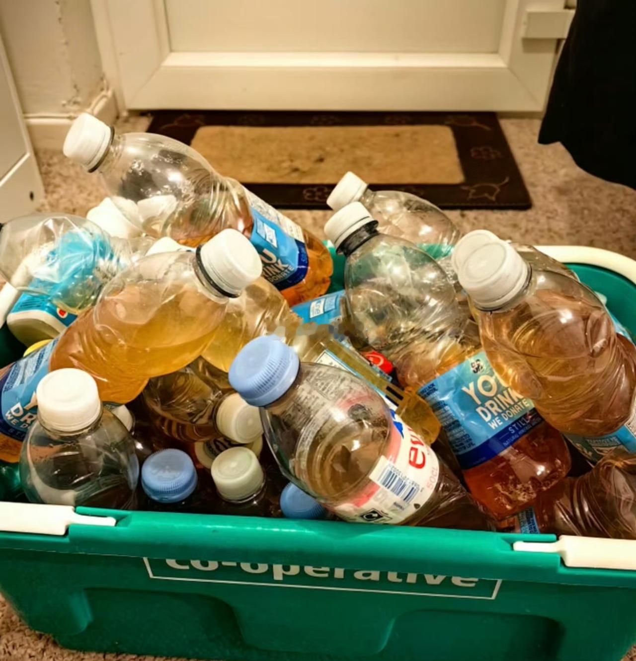 英国房东惊呼，自称北大学生的租客退租，给公寓里留下100多瓶尿液，这学生啥素