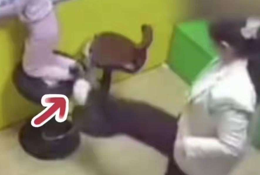 “太可恶了”！3月29号晚上七点多，河南一家汉堡店里，一个才四岁扎着小辫的小姑娘