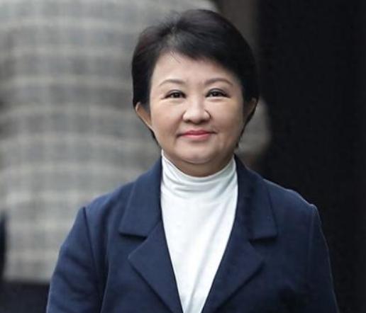 卢秀燕别出损招了！死路一条还走？卢秀燕建议郑丽文走中间路线，虽然这个方