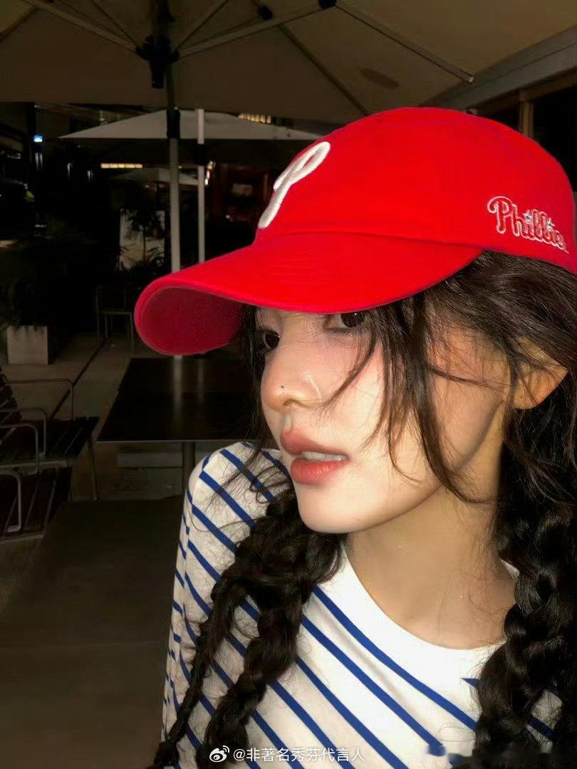 章若楠的发量扎了四个麻花辫此女脸还是太无可挑剔了。