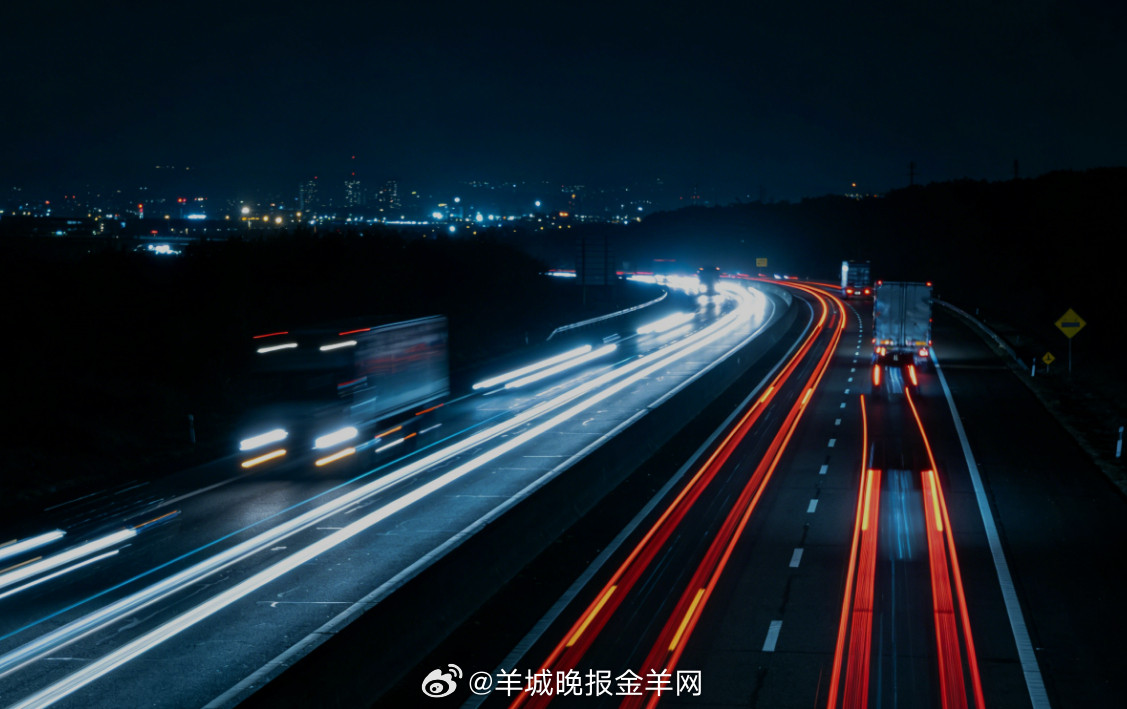 #晚安#驱车行驶在高速公路上，晚风掠过车窗，远方城市灯火渐次亮起，温暖又安心。