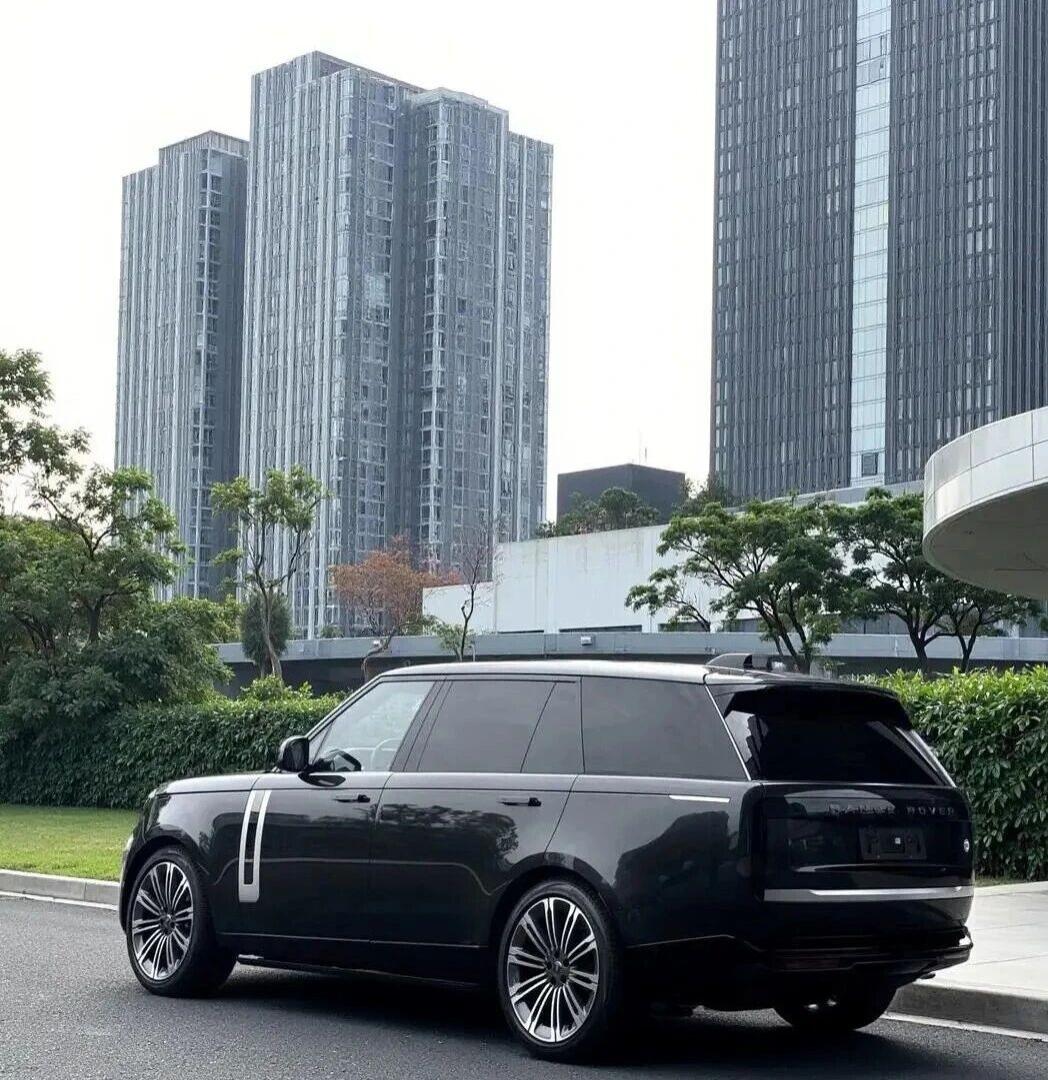 到了这个阶段，选车不再是为了向谁证明什么，而是为了那份独有的从容。揽胜标志性的方