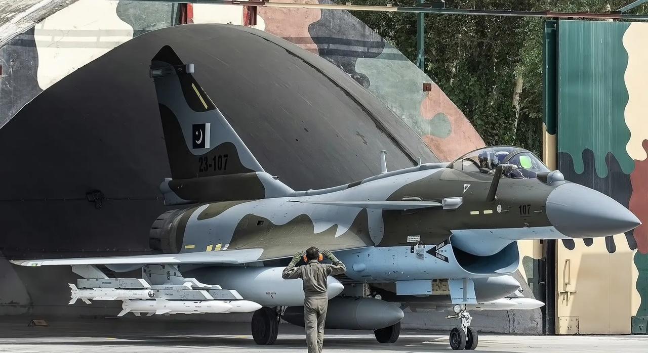 巴基斯坦空军歼10CE从加固机堡中滑行出来，威风凛凛、杀气腾腾。3具副油箱+4