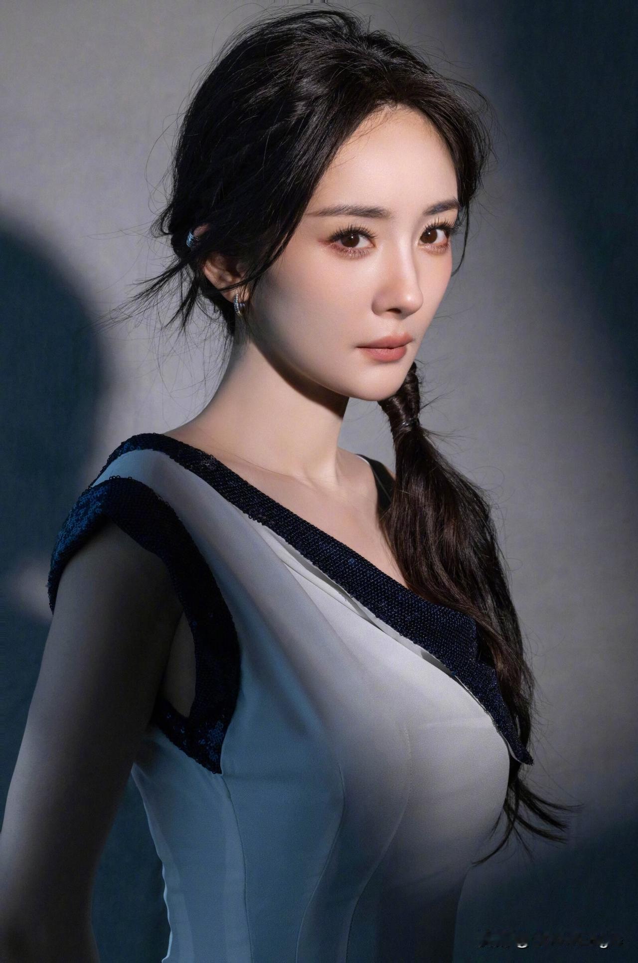 柔美的光影下，脚丫轻轻触碰，享受宁静的时光。